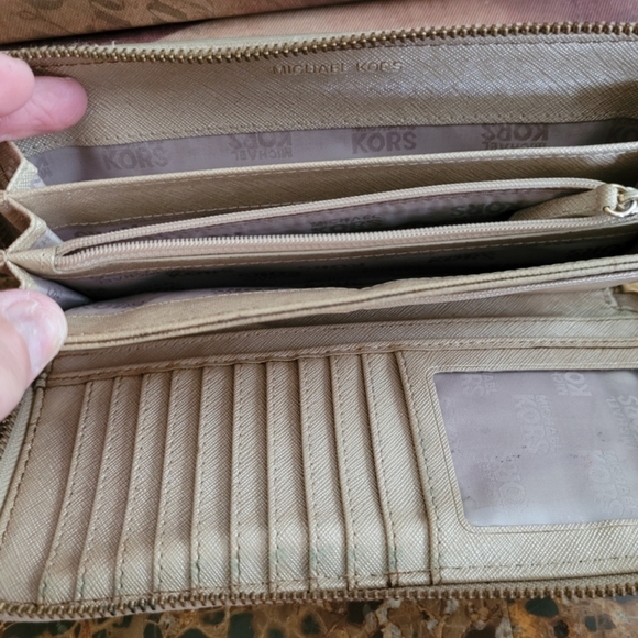 Michael Kors Chrome Wallet - Picture 8 of 9